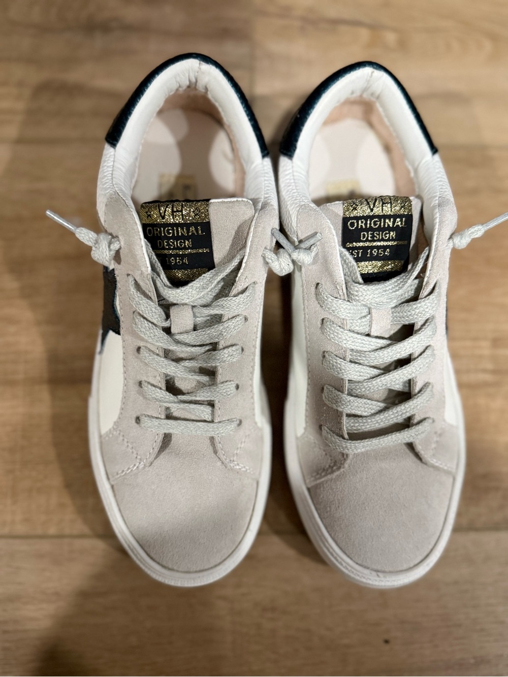 Vintage Havana Casual Low-Top Sneakers in Beige and White - Picture 3 of 5
